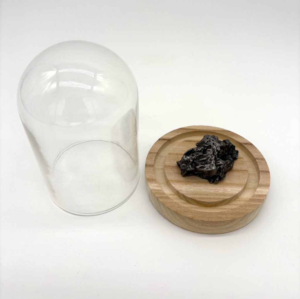 fondo blanco meteorito campo del cielo bajo vidrio cloche