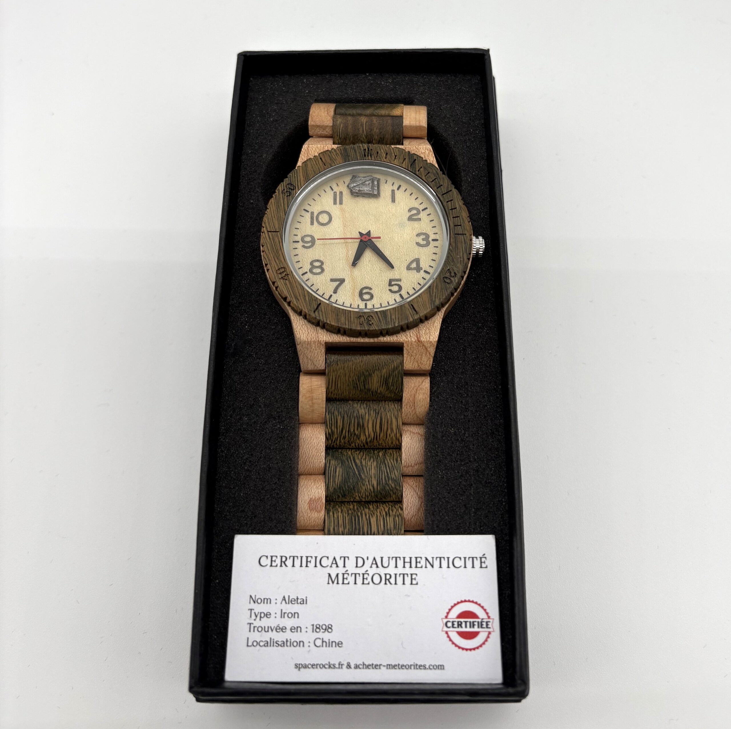 Reloj de madera con meteorito Aletai en la esfera