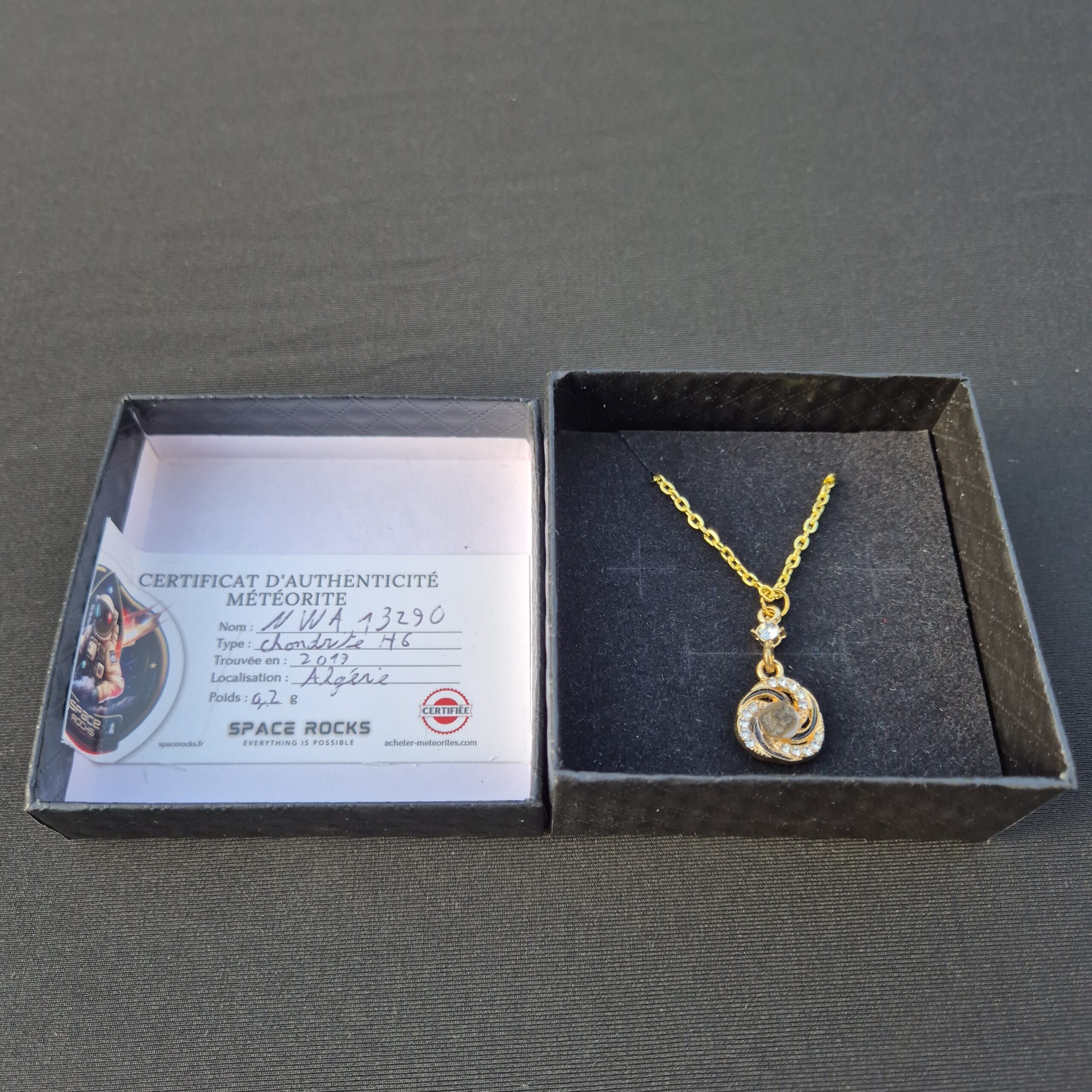 collier pierre extraterrestre (3)